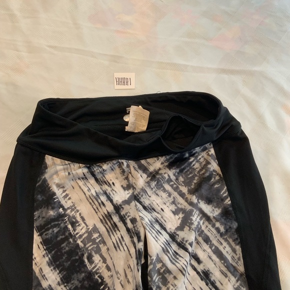 EUC-FILA white & black streaked workout capris - Picture 4 of 5